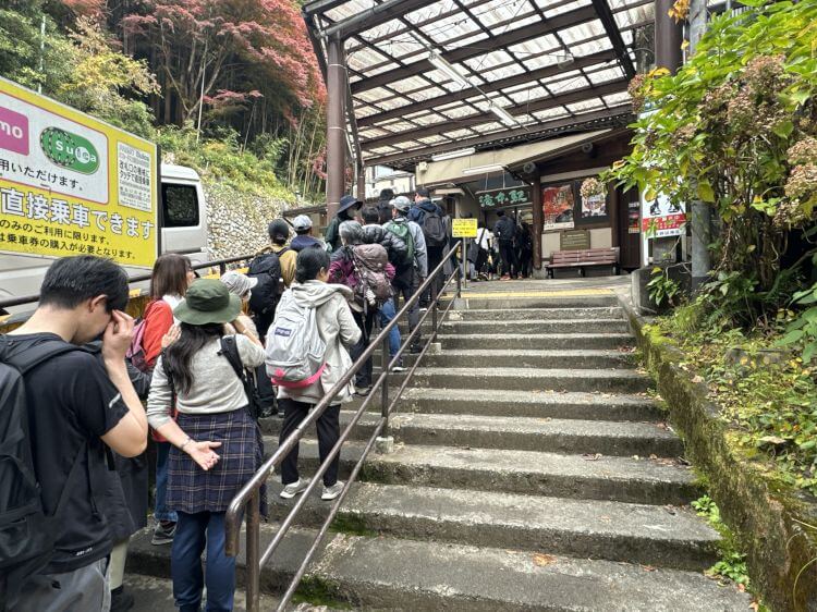 KEIO 御岳登山鉄道 滝本駅の混雑
